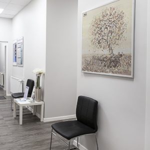 poczekalnia korytarz biała kolorystyka